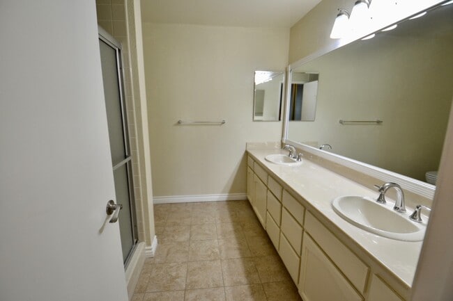 Building Photo - Spacious Bankers Hill 2/2 Condo! Walk to Balboa/Little Italy! 2 Parking Spots!