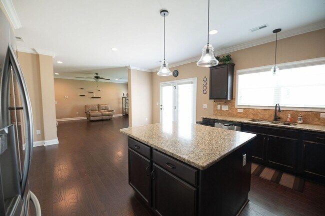 Building Photo - Spacious stunning 5-Bedroom 4 bathroom Home in a Desirable Neighborhood in Summerfield NC