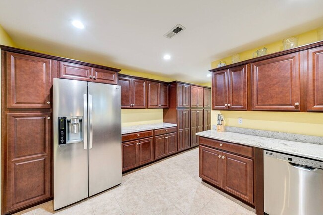 Building Photo - Fully Furnished Daylight Basement 2 Bedroo...