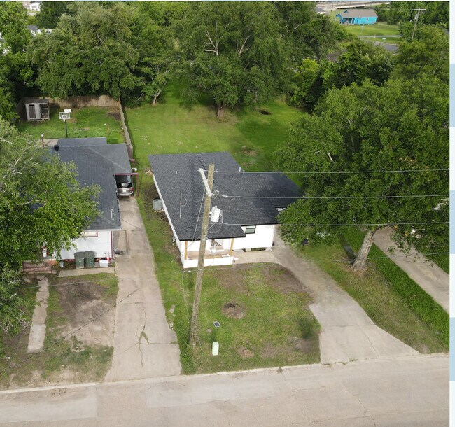 Building Photo - 310 N Bank St