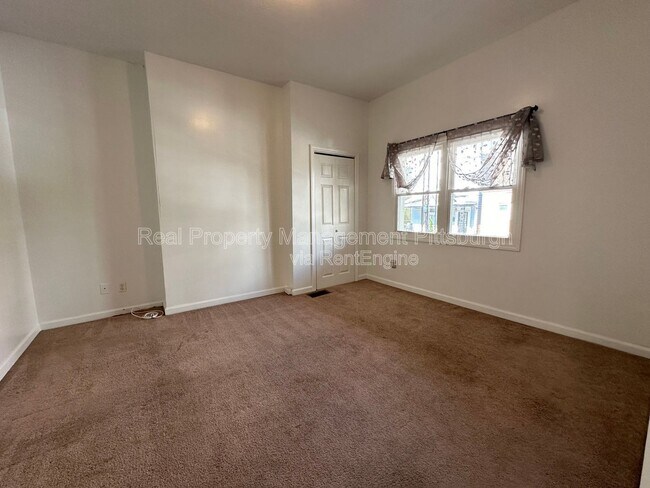 Building Photo - 822 Collins St