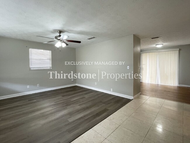 Building Photo - 2569 Kershaw Dr W