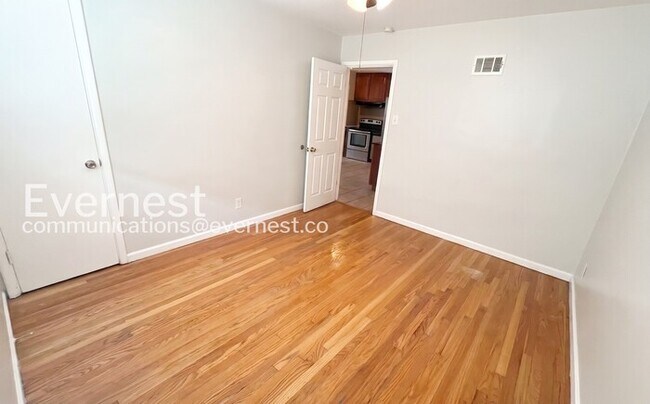 Building Photo - 3 Bed / 1 Bath / Vouchers Accepted / Available Now!