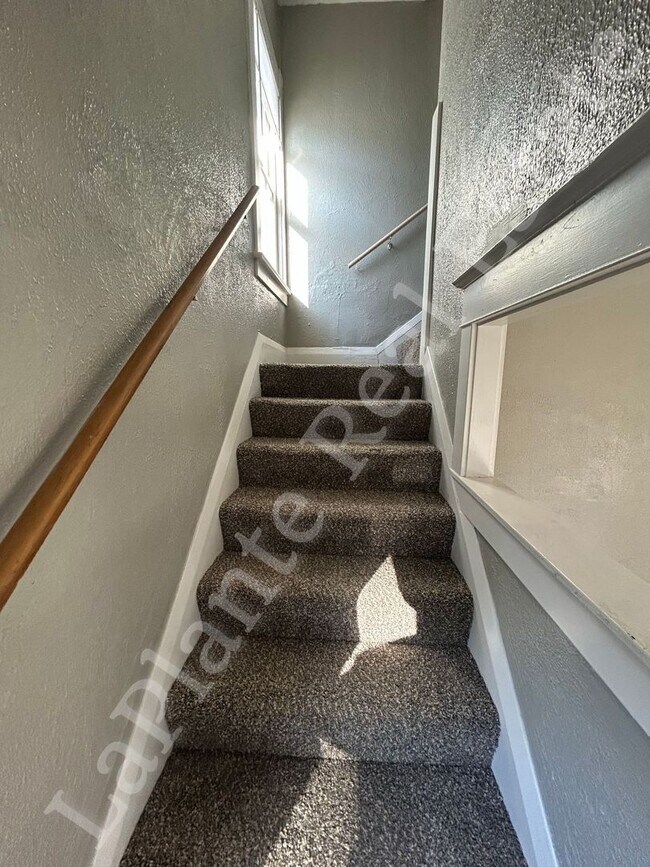 Building Photo - Charming 3-Bed Home with Porch & Parking –...