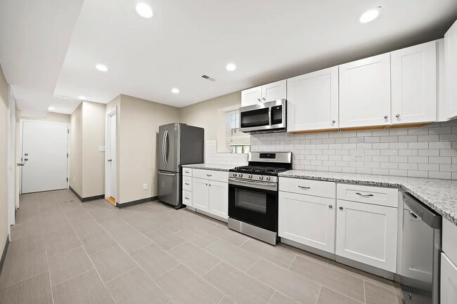 Building Photo - Spacious 2BR, 2BA Haven with Hardwood Elegance right across from Humboldt Park!