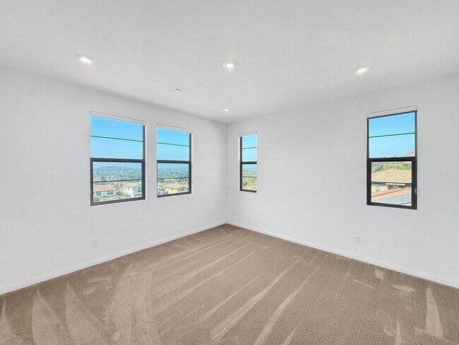Building Photo - Beautiful 5B/4.5BA Home in Escondido Now A...