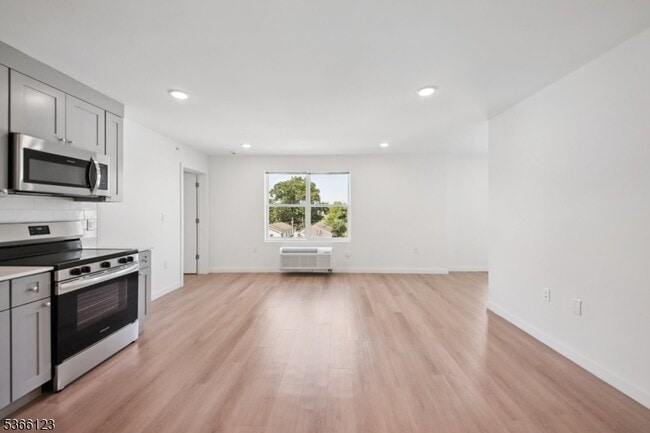 Building Photo - 369 18th Ave