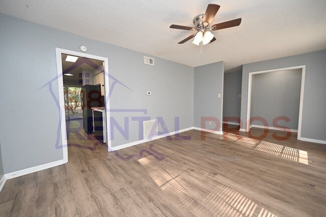 Building Photo - 2207 Lily Dr