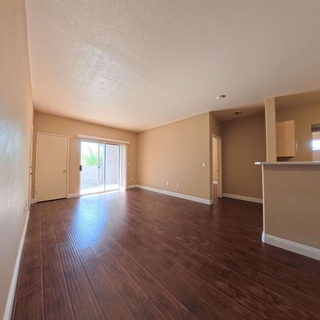 Building Photo - Lovely 2 Bed, 2 Bath Condo at South Gate!