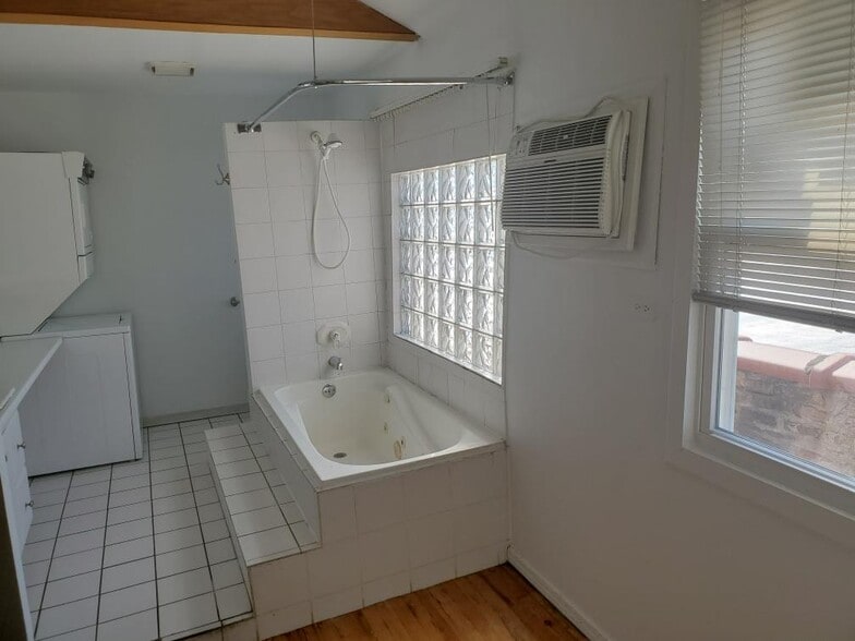 Building Photo - 2321 W Belmont Ave