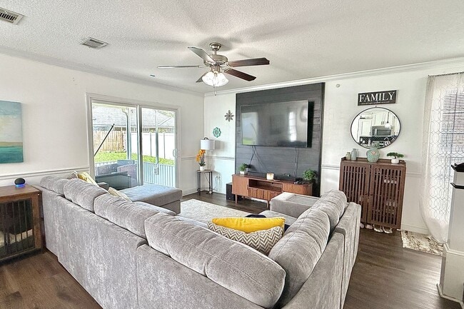 Building Photo - AVAILABLE NOW! (Small Pets Preferred) | $500 RENT CREDIT
