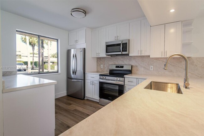 Building Photo - 370 Racquet Club Rd