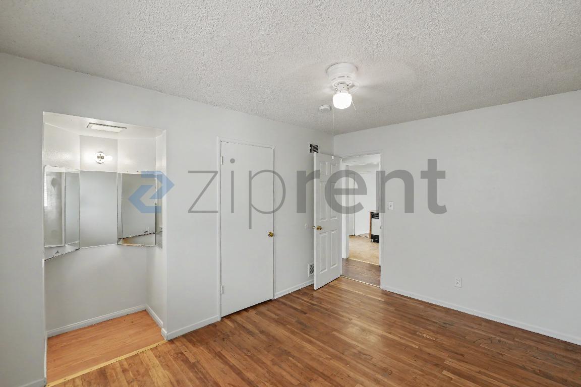 Building Photo - Unit