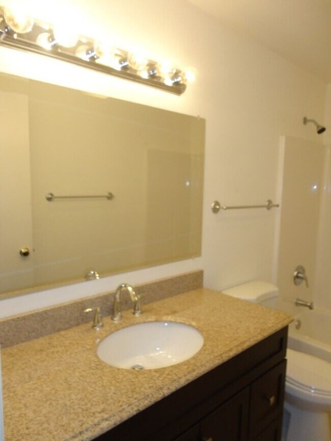Building Photo - Everett Rambler 3 Bedroom with 1.5 bathroom