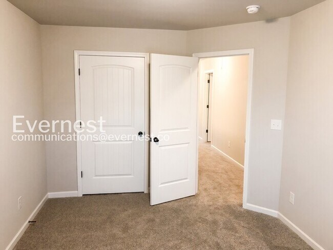Building Photo - 4 Bed/2.5 Bath Home with Garage / Pet-Friendly / Vouchers Accepted / Available Now!