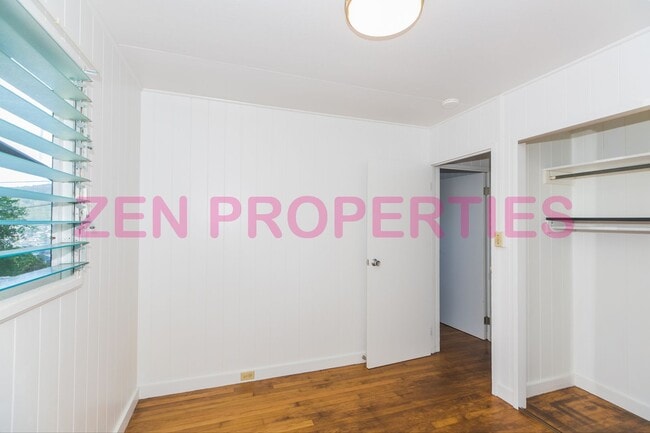 Building Photo - 1555 Moani St
