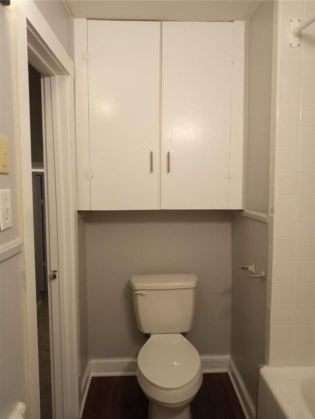 Building Photo - 4 bedroom 2 bath