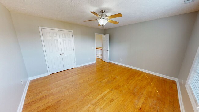 Building Photo - Open Floor Plan with Fenced Back Yard in L...
