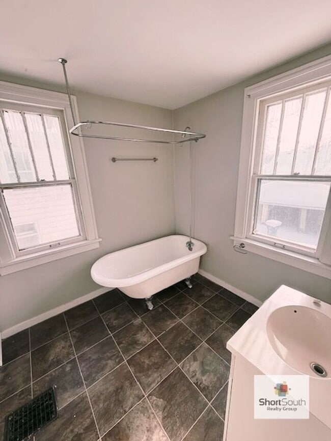 Building Photo - 3 bed 2 bath single family home with a detached 2 stall garage