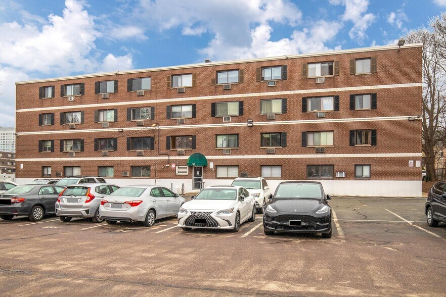 Building Photo - 35 Glencoe St