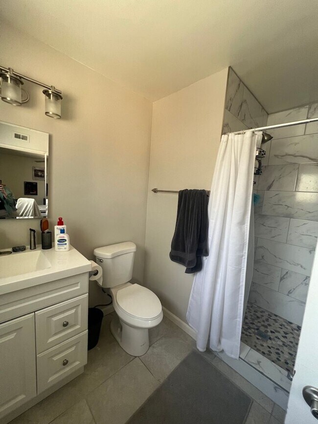 Building Photo - 10 bedrooms 7 bathrooms- 5 master bedrooms total!