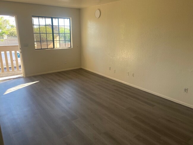 Building Photo - 2 bed 1 bath for under $1000