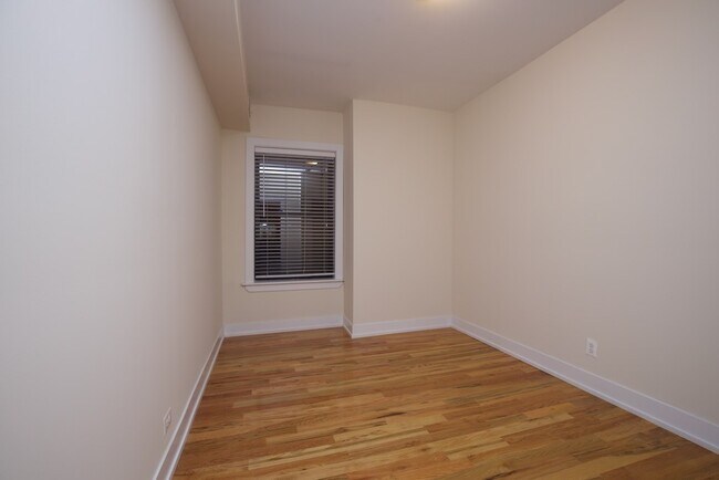 Building Photo - 3450 N Racine Ave