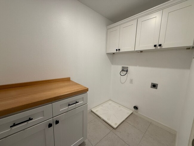 Building Photo - Available 8/10!! Luxury 3 story townhouse in the heart of Laureate Park