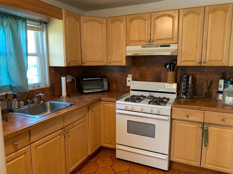 Kitchen - 30 Murdock St