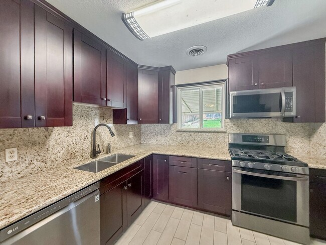 Building Photo - Beautiful 2B/1BA Home in Escondido!