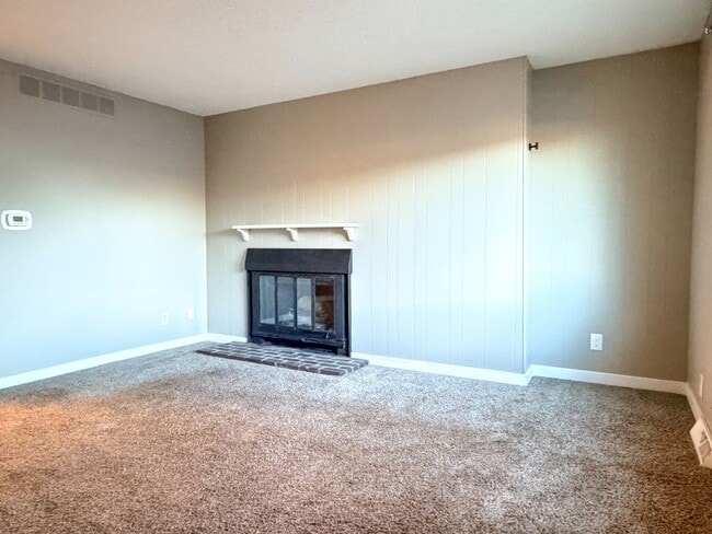 Building Photo - Updated Townhome with Covered Parking!