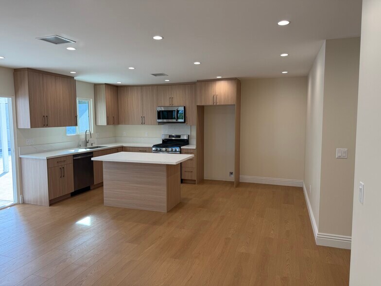 Building Photo - 11575 Garrick Ave