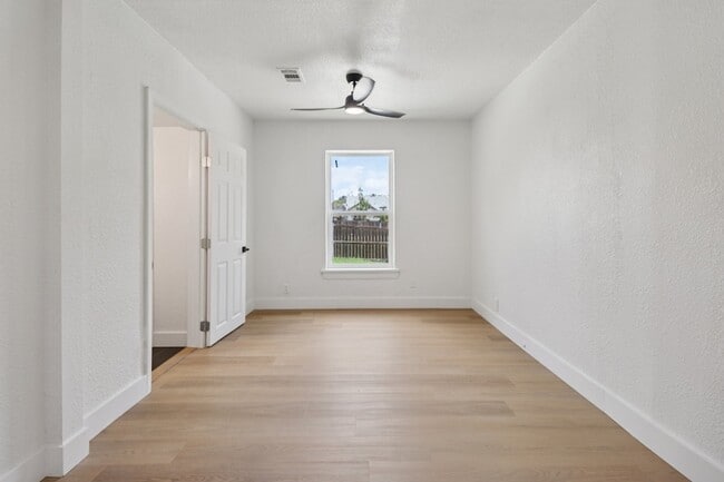 Building Photo - 1105 N Sylvania Ave