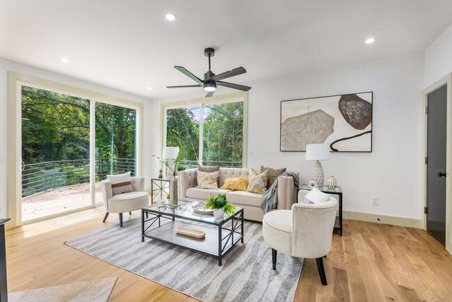 Building Photo - 335 Eureka Dr NE