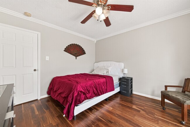 Building Photo - 805 Camelot Ln