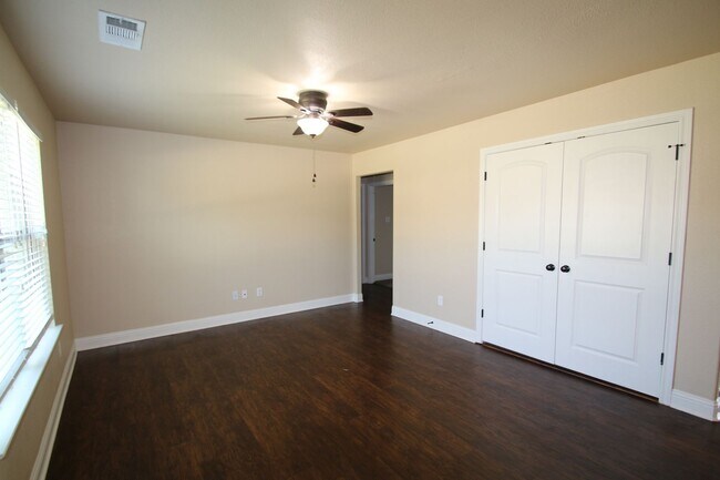 Building Photo - Coming Soon | 3BR/2BA Weatherford Town Home with Granite Countertops, Luxury Plank Floors & Appli...