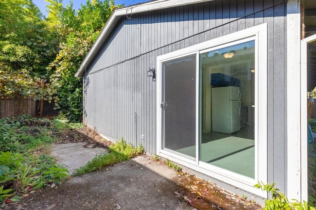 Building Photo - 2 bedroom, 1 bath near Mt. Tabor in SE Por...