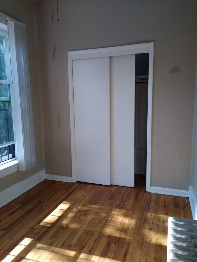 Building Photo - Charming Cap Hill 1 Bedroom w/ Claw Foot Tub
