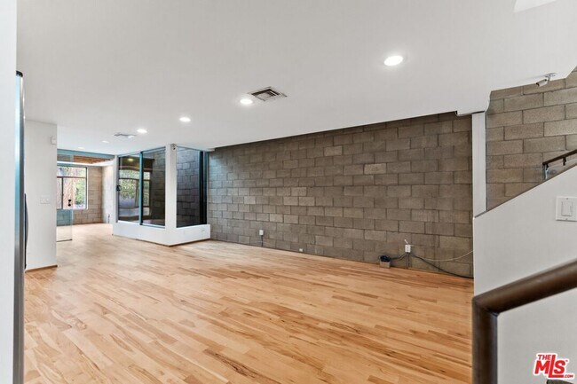 Building Photo - 6615 Melrose Ave