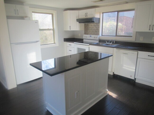 Building Photo - 627 Burson Ave