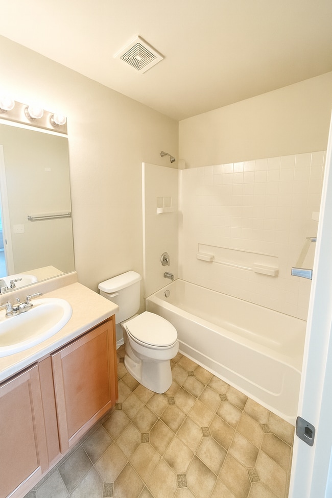 Building Photo - Centrally Located Townhouse Available!