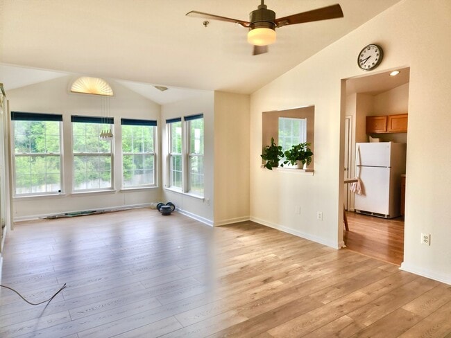 Building Photo - Bright Condo in Convenient Location