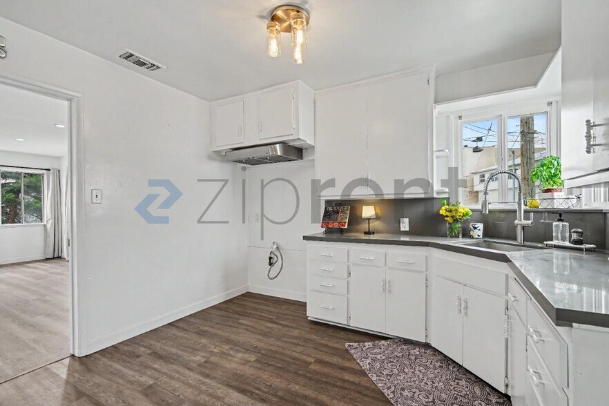 Building Photo - Unit