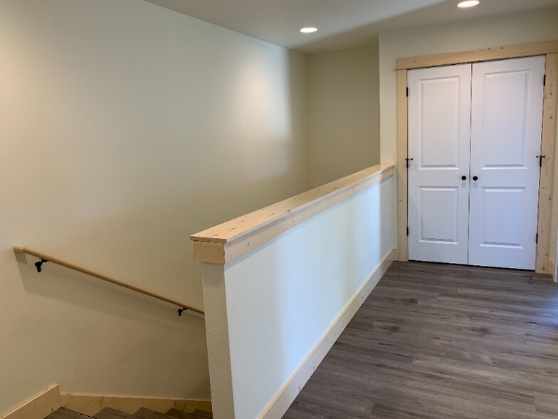 Building Photo - 995 Advance Dr