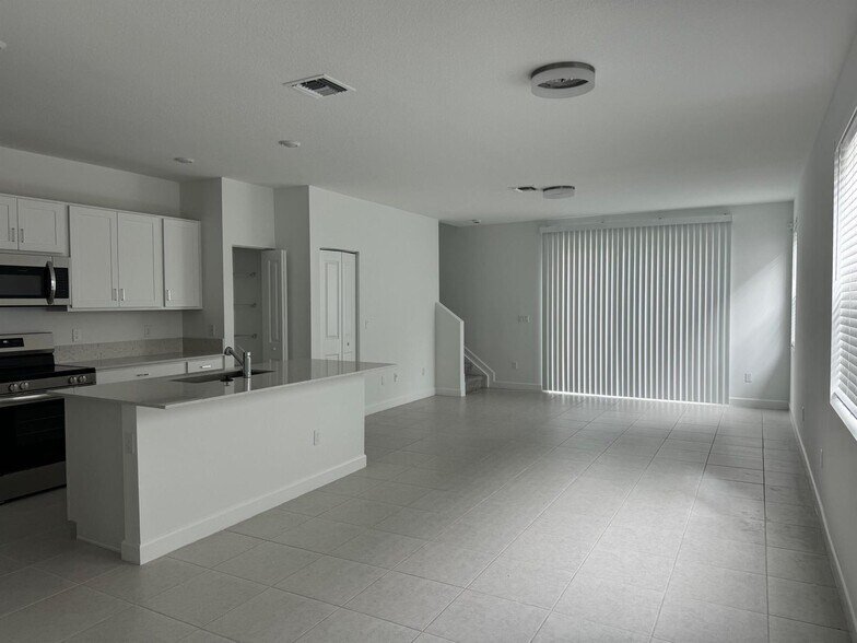 Building Photo - 4663 Hollister Ave