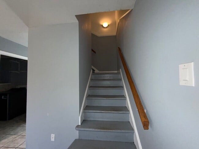 Building Photo - Newly renovated Town House for Rent 3Br / 2 Ba Section 8 Welcome !
