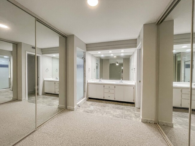 Building Photo - 317 3rd Ln