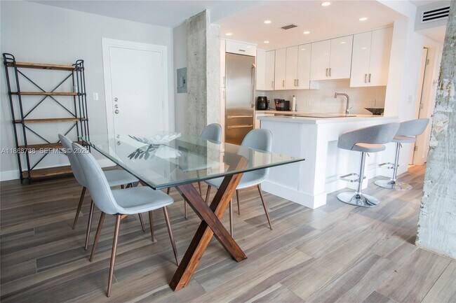 Building Photo - 1345 Lincoln Rd