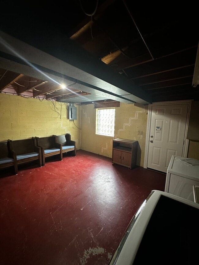 Building Photo - Charming 2 Bedroom Townhouse Available Now...