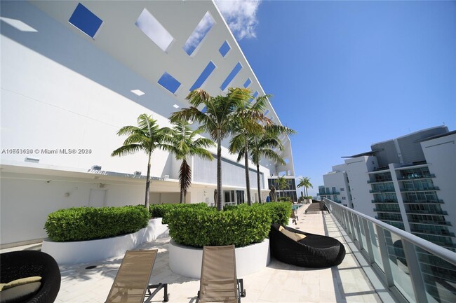 Building Photo - 1300 Brickell Bay Dr